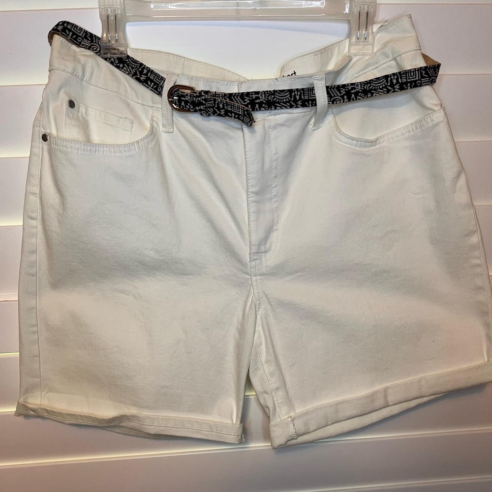 Lee Women's Cream Shorts with Black Belt